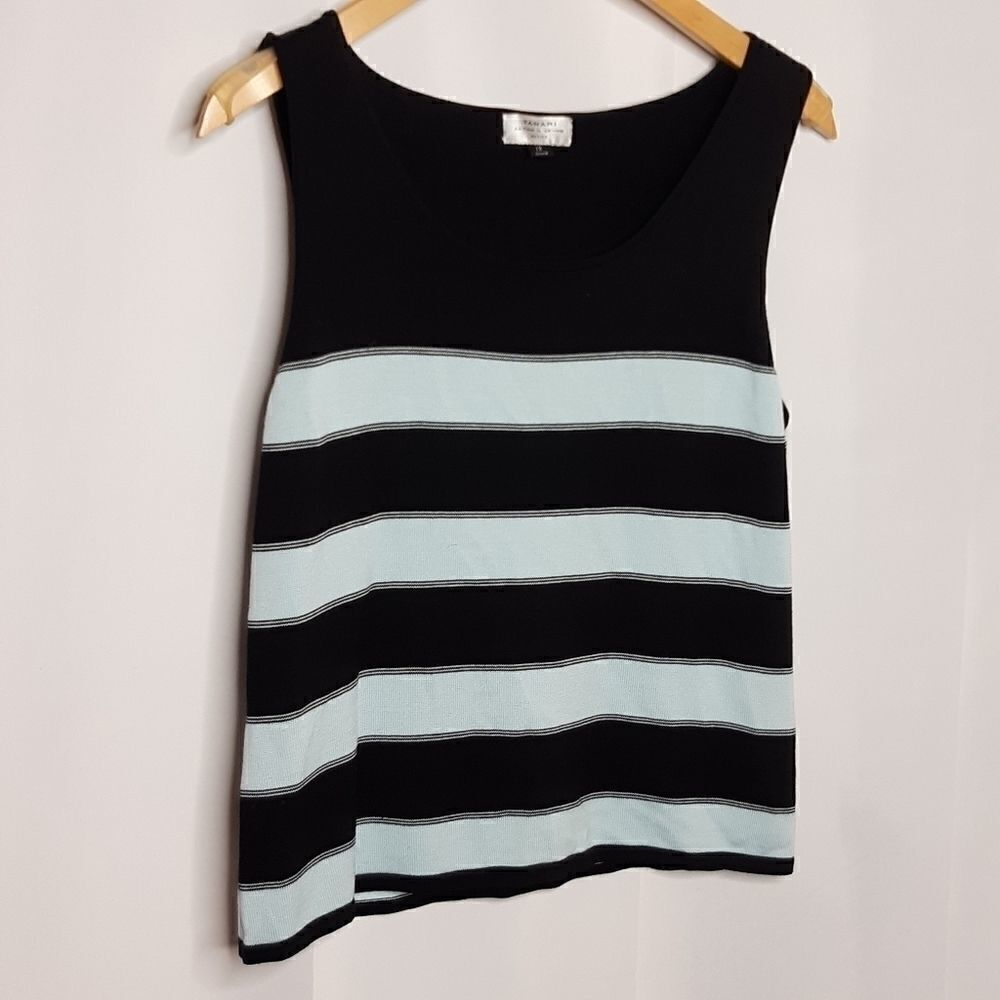 - Tahari sweater‎